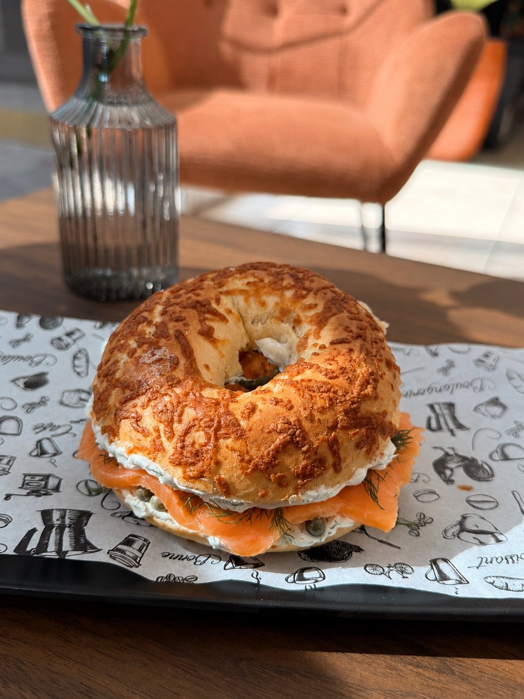 Bagel de salmón ahumado con queso crema