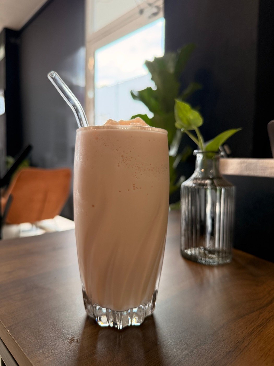 Frappé en vaso de vidrio sobre una mesa de madera en Estación 1:15