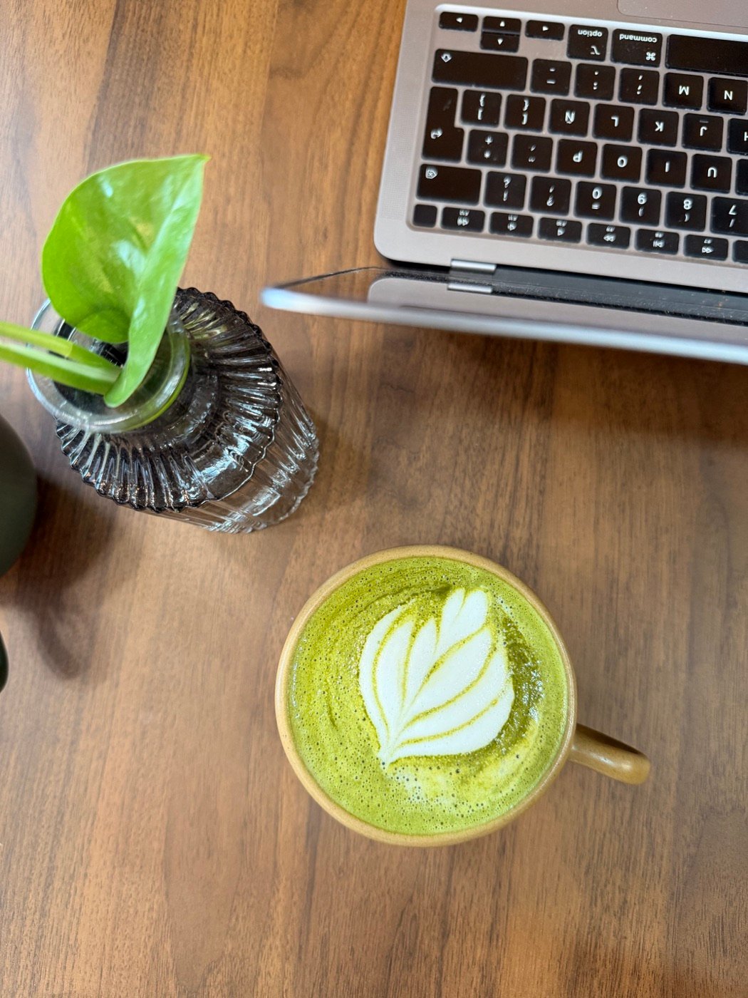 Matcha latte caliente con arte